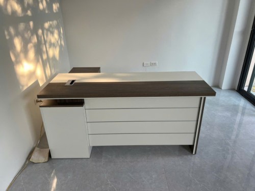 Bàn giám đốc L 1m6x0.6+1m2x0.4